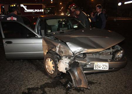 Bus embiste a auto en San Isidro