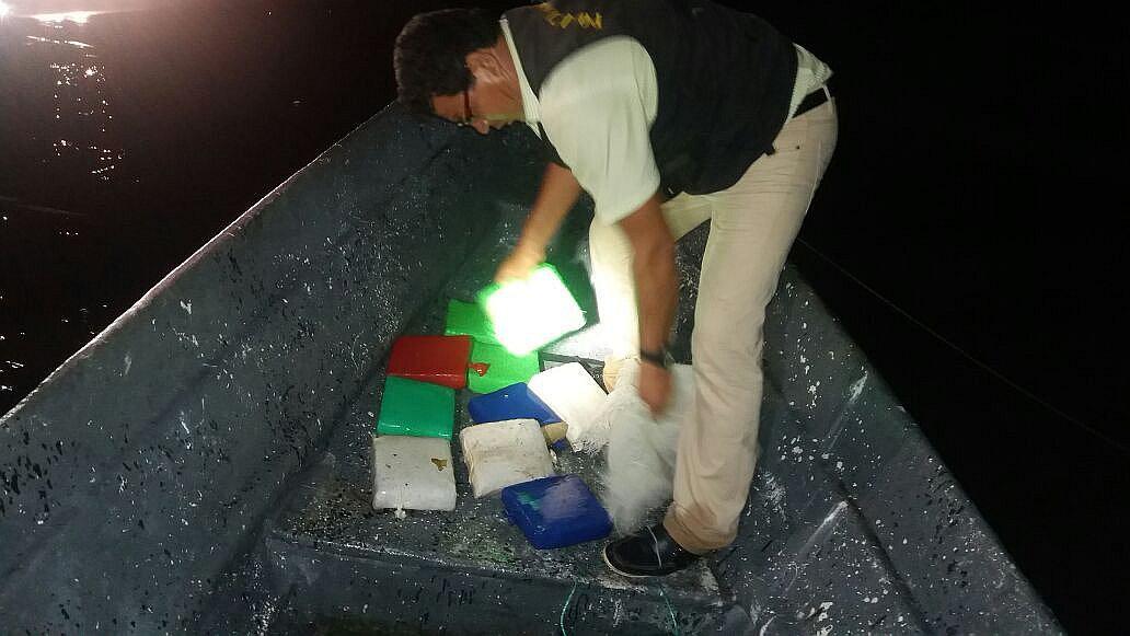 Tumbes: Hallan unos 350 kilos de marihuana abandonada en un bote 