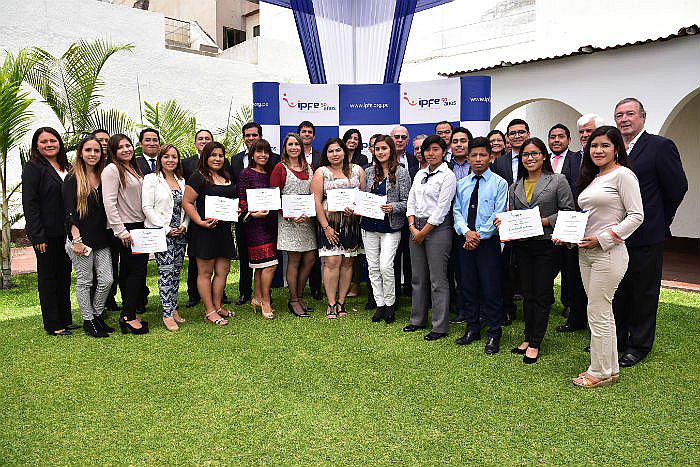 Becas educativas estarán disponibles para personas de bajos recursos