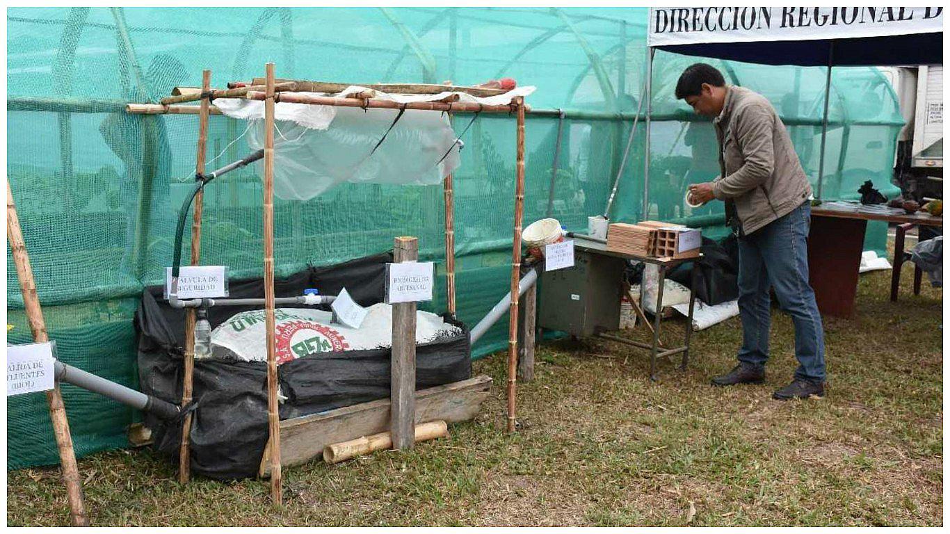 Peruanos fabrican biodigestor artesanal en beneficio de agricultores (FOTOS)