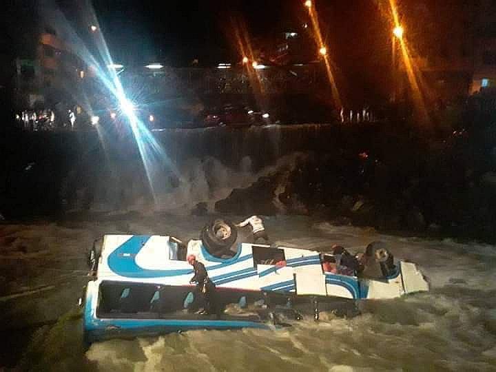 Bus lleno de pasajeros cae a rio Chichanaco en Sandia