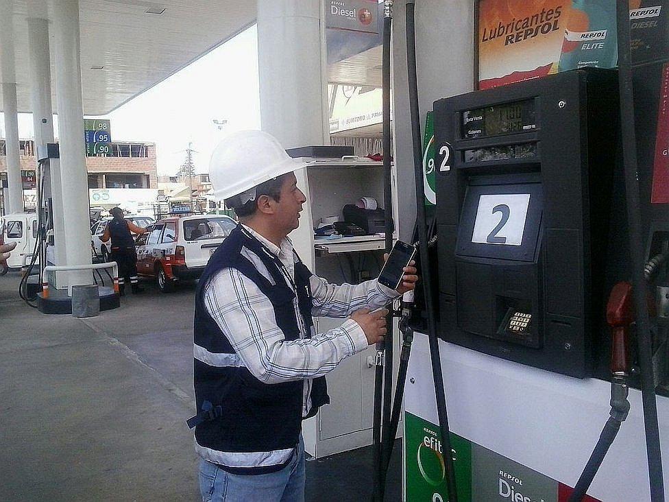 Petroperú y Repsol bajaron los precios de los combustibles