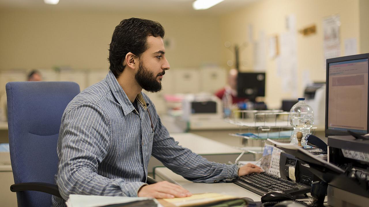 Sepa cómo escoger la silla correcta en el área de trabajo y así evitar problemas de mala postura