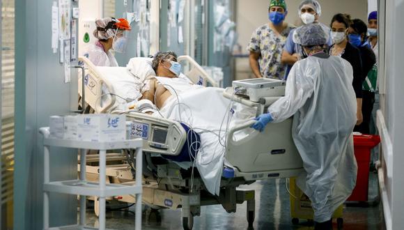 Enfermeras de la Unidad de Pacientes Críticos transfieren a un paciente infectado con COVID-19 en el Hospital El Carmen, en Santiago, Chile. (Foto: AFP/Javier Torres)