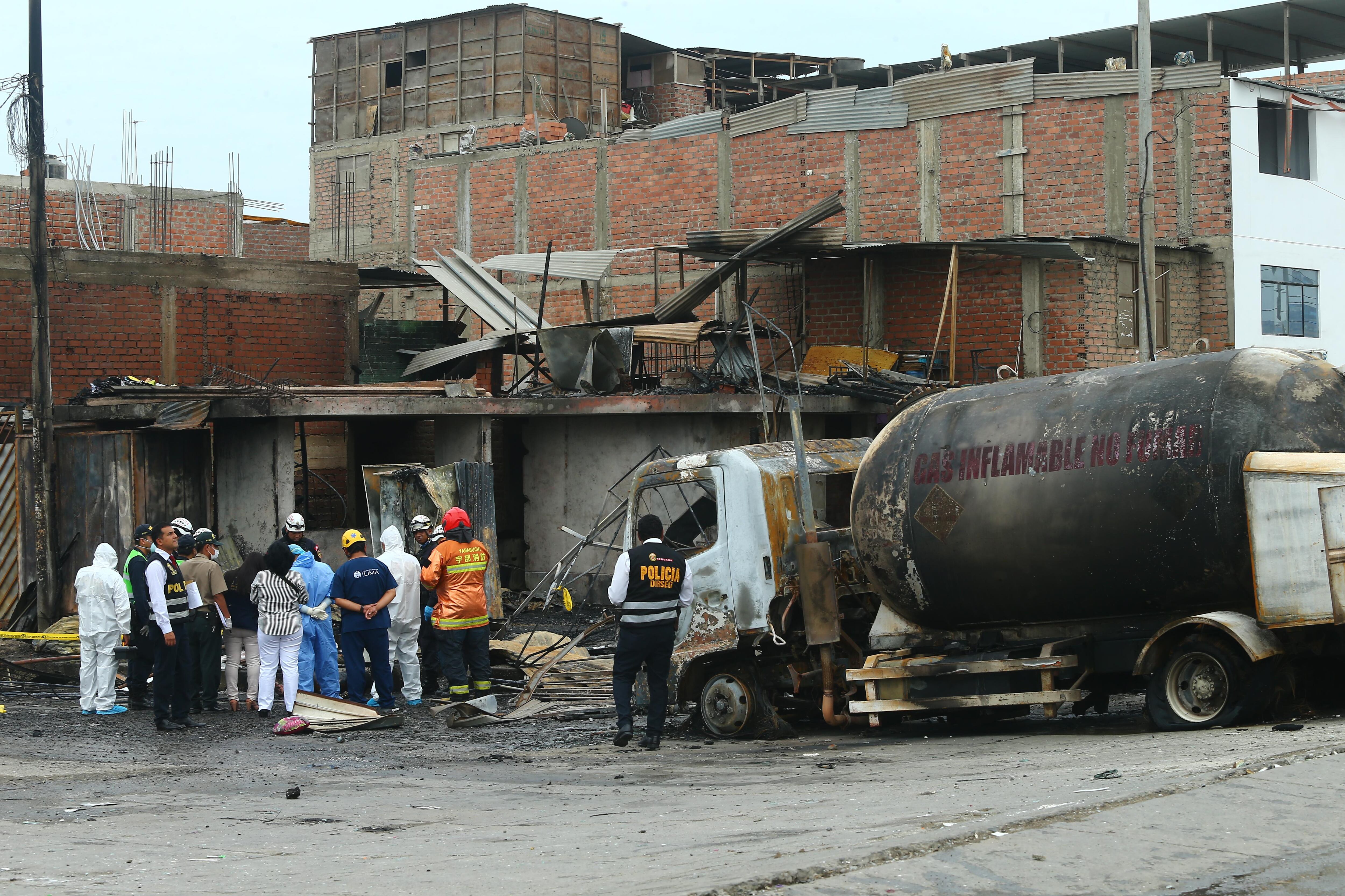 Lima 23-01-20Cami—n cisterna explota y causa incendio ,afectando numerosas viviendas y dejando 31 heridos y fallecidos en el distrito de Villa El Salvador.Fotos/ GONZALO CîRDOVA/GEC