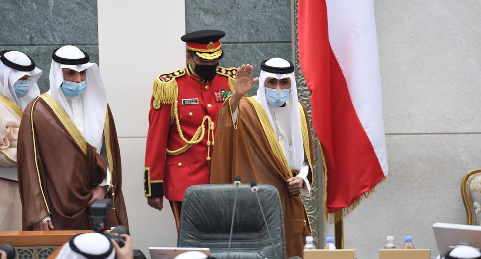 El nuevo emir Nawaf Al Ahmad Al Sabah de Kuwait hace un gesto mientras toma el juramento del cargo en el parlamento del país. (EFE/EPA/Stringer).