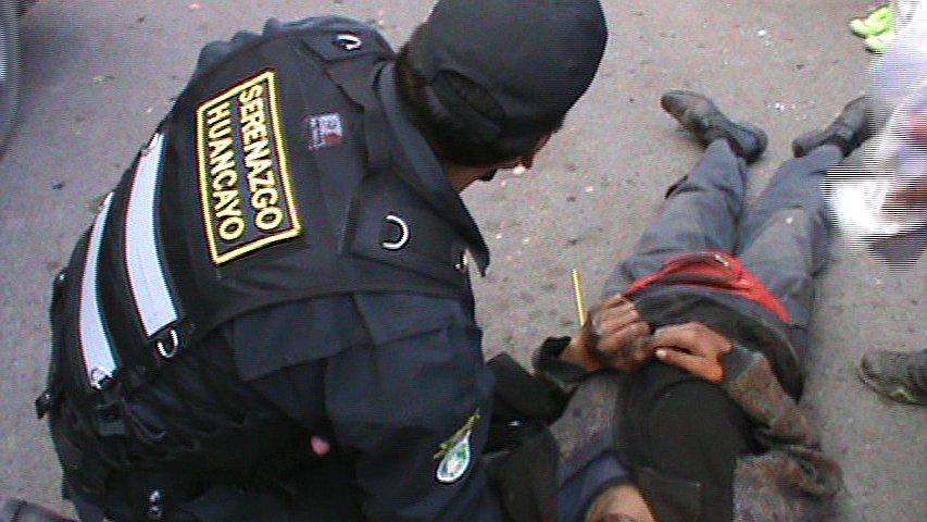 Huancayo: Estibador resbala y se rompe la cabeza (VIDEO)