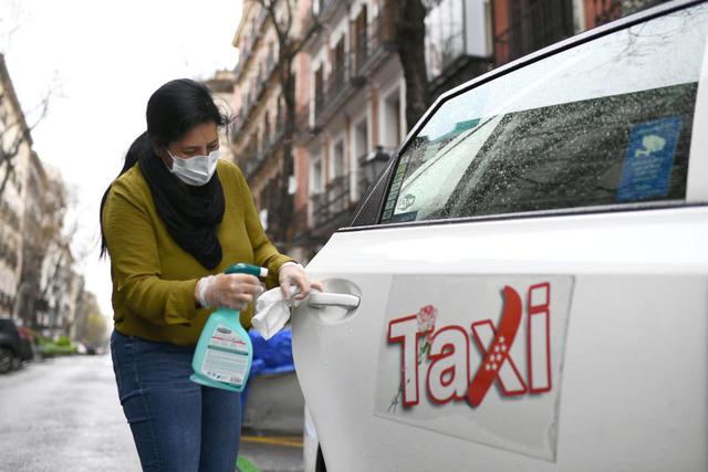 La taxista Nuria Castro Sebelon desinfecta su automóvil en Madrid, durante un cierre nacional para evitar la propagación del nuevo coronavirus. (Foto: AFP/Gabriel Bouys)