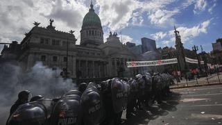 Violentas protestas fuera del parlamento argentino en rechazo al acuerdo con el FMI