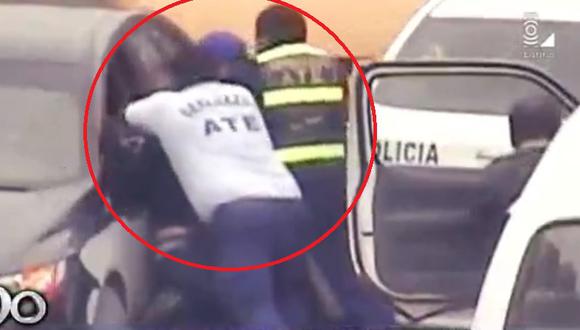 ​Ate: Chofer y cobrador de combi agreden a policías y serenos (VIDEO)