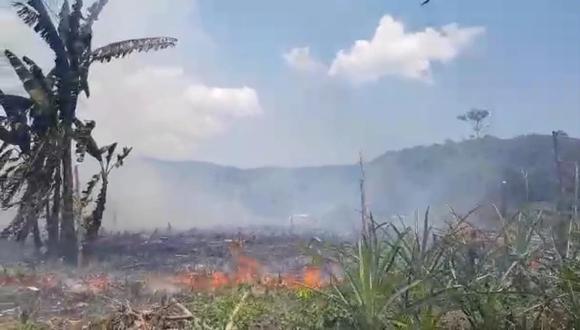 Debido al enfrentamiento, encendieron las plantaciones de plátanos y otros frutales. (Foto: Difusión)