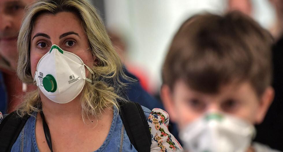 Imagen referencial de marzo 2020. Los pasajeros que usan máscaras como medida de precaución para evitar contraer el nuevo coronavirus, COVID-19, llegan en un vuelo desde Italia al aeropuerto internacional de Guarulhos, en Guarulhos, Sao Paulo, Brasil. (Foto: AFP).