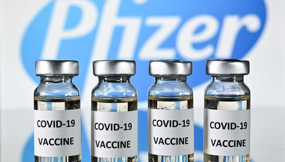 Una imagen ilustrativa muestra viales con adhesivos de la vacuna Covid-19 adheridos, con el logotipo de la compañía farmacéutica estadounidense Pfizer, el 17 de noviembre de 2020. (Foto de JUSTIN TALLIS / AFP).