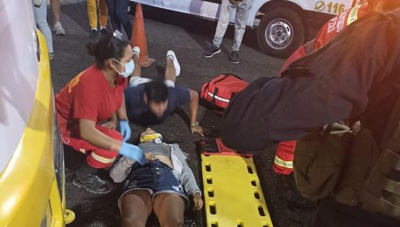 Paramédicos de los bomberos auxiliaron a la adolescente llevándola al hospital Unanue de Tacna. (Foto: Difusión)