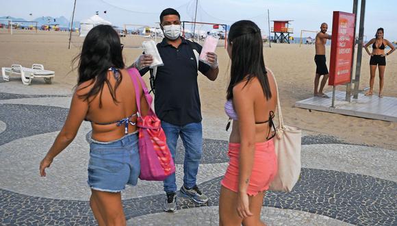 Brasil se quita la mascarilla en exteriores ante el descenso de la pandemia. (Foto: Carl DE SOUZA / AFP)