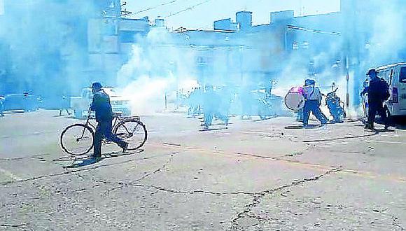 Con bombas lacrimógenas policías repelen protesta de músicos en Huancayo