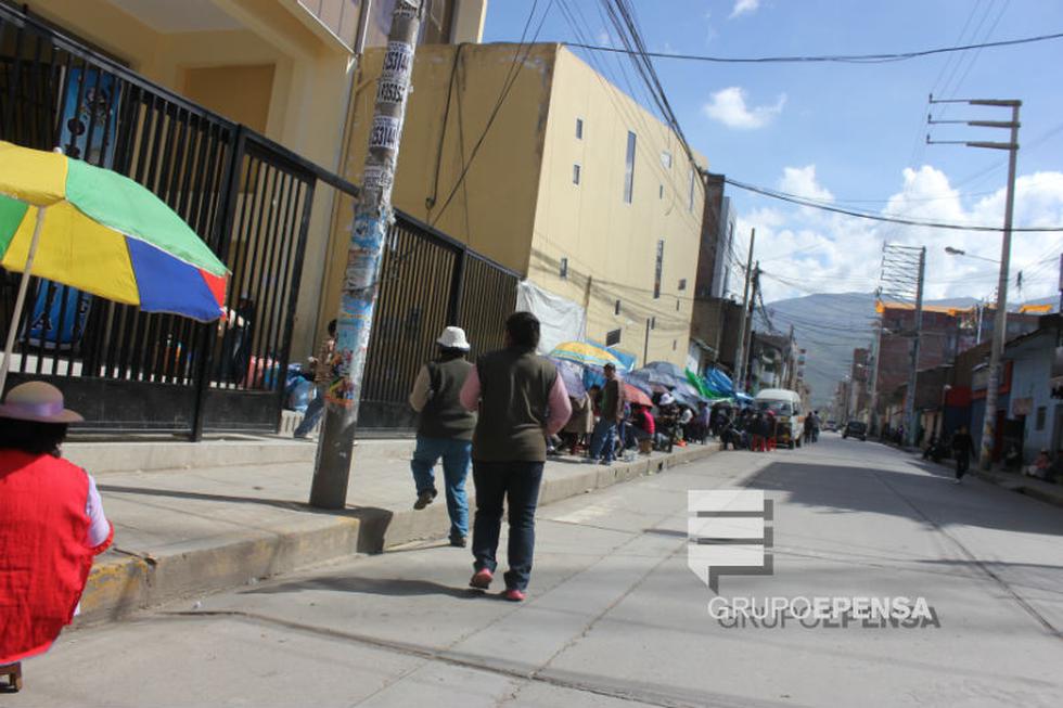 Padres de familia hacen cola en colegio durante 4 días seguidos