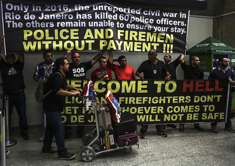  Brasil: Policías y bomberos protestan en aeropuerto de Río de Janeiro