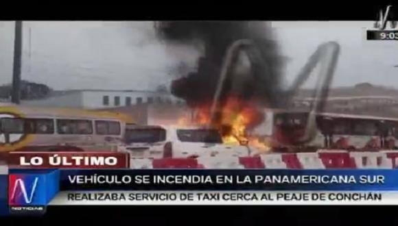 ​Taxi se incendia en la Panamericana Sur