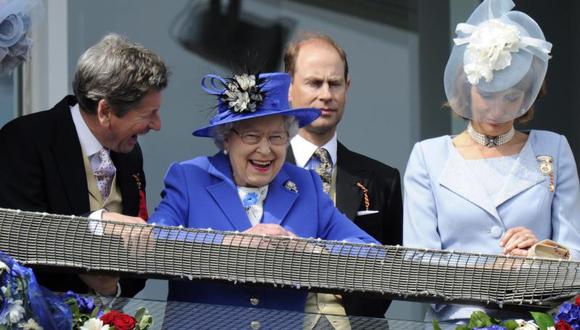 Reina Isabel II fue dada de alta tras permanecer en hospital