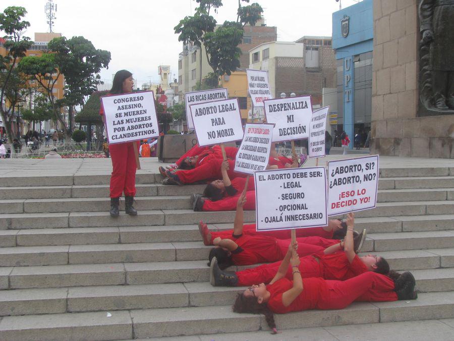 Tacna: feministas irrumpen ceremonia para promover despenalización del aborto