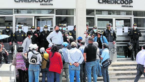Los ahorristas de Credicoop en Arequipa siguen protestando. (Foto: E. Barreda)