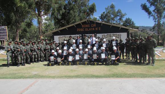 Soldados ayacuchanos se gradúan como técnicos en electricidad