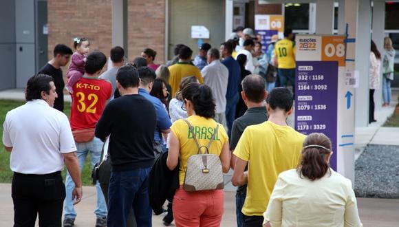 Ciudadanos brasileños esperan en fila para votar en la segunda vuelta de las elecciones presidenciales del país en Orlando, Florida, el 30 de octubre de 2022. (Foto de Gregg Newton / AFP)