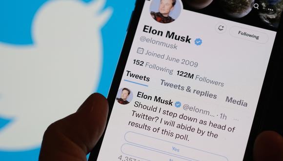 Un teléfono que muestra la página de Twitter de Elon Musk, donde realiza una encuesta sobre su futuro como director de la empresa. (Foto de Chris DELMAS / AFP).