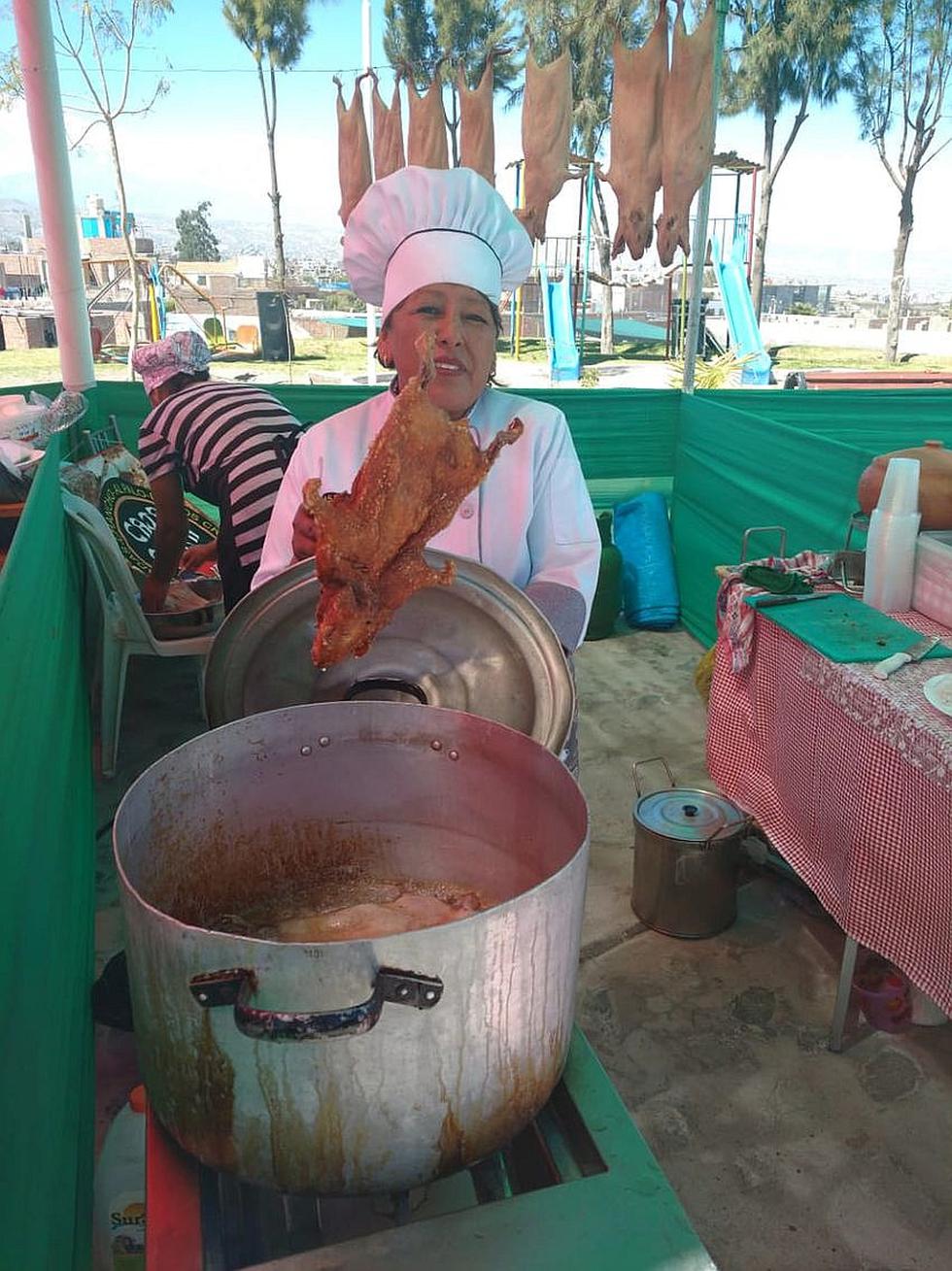 Juzgamiento y venta de comida en el Festival del Cuy en Cerro Colorado