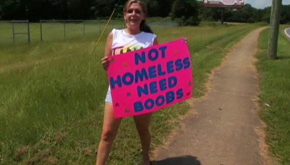 Mujer pide dinero en la calle para agrandarse los senos
