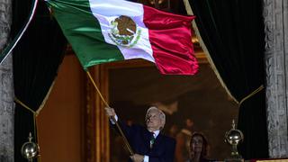 AMLO: simpatizantes mexicanos llevan serenata presidente en la víspera de su cumpleaños