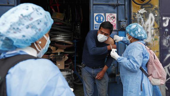 El número de muertes en el Perú por este virus se mantiene en 216.877, mientras que los contagios aumentaron a 4′150.737, según informó el Ministerio de Salud. | Foto: EFE