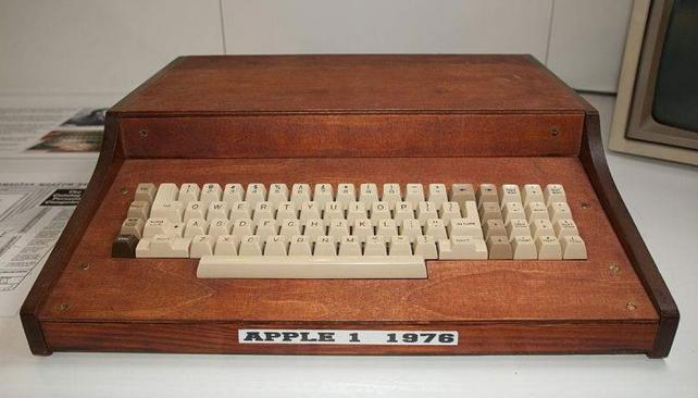 Mujer tira a la basura primera computadora Apple valorizada en 200 mil dólares 