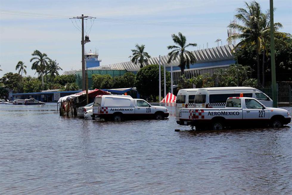 México: Miles de turistas atrapados aguardan con angustia poder salir de Acapulco