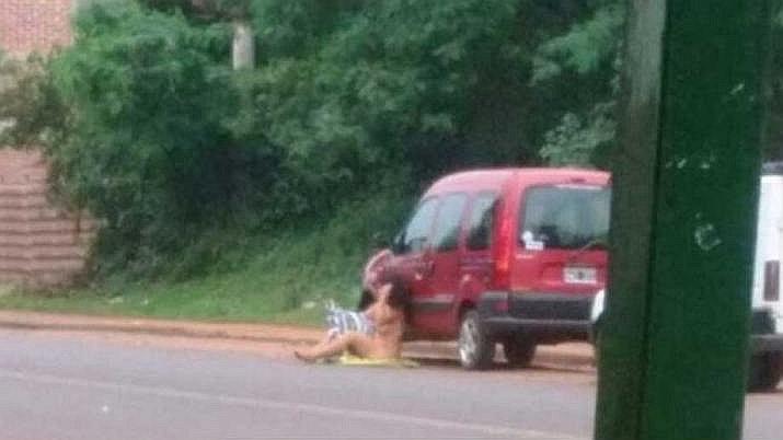​Mujer se desnuda en plena calle para que novio no la deje (VIDEO)