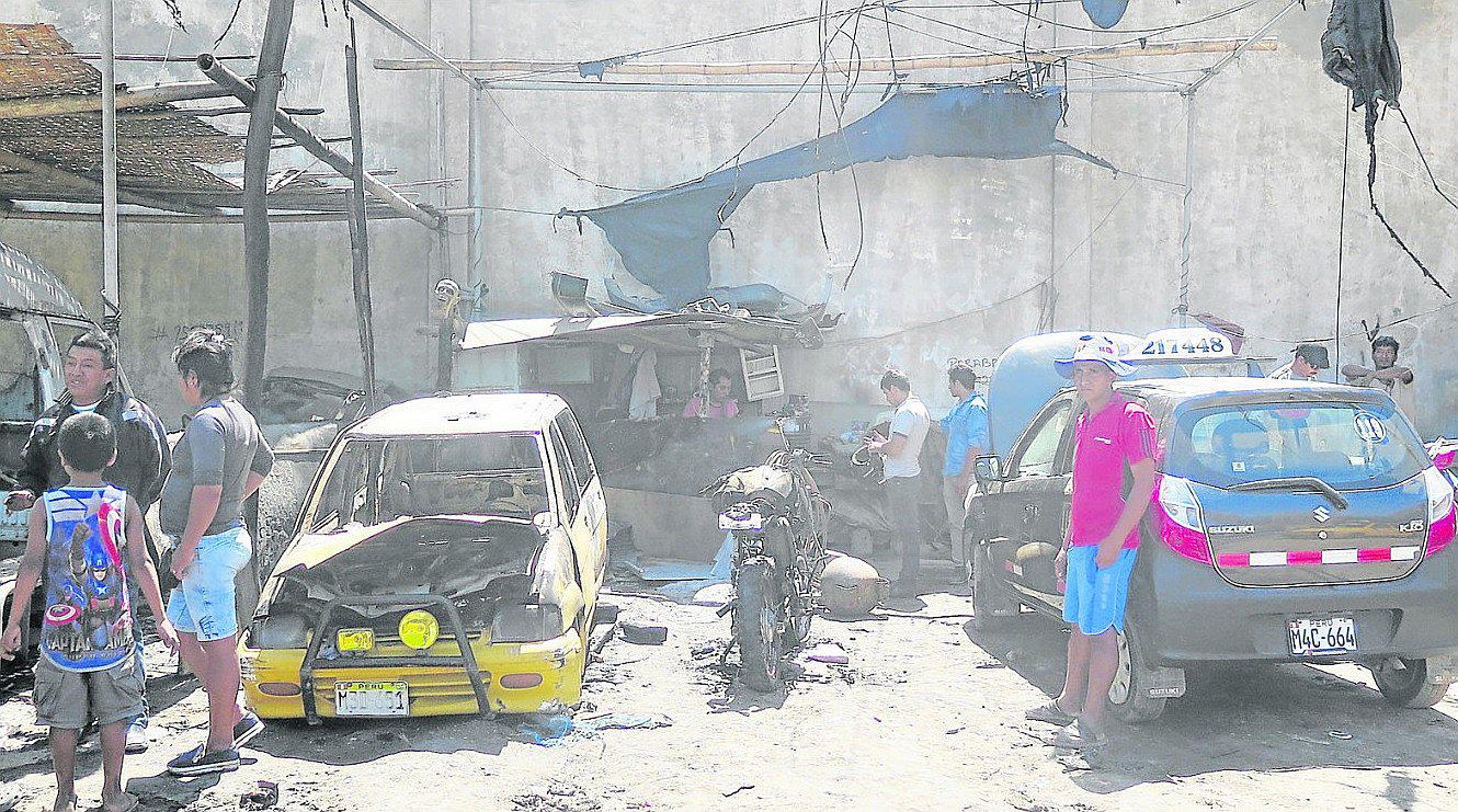 Chiclayo: Incendio deja dos taxis  y una moto quemada en taller mecánico (VIDEO) 