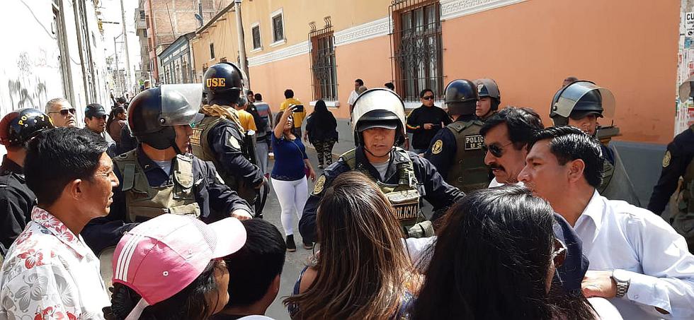 Comerciantes ambulantes marcha contra desalojo en Mercado Modelo