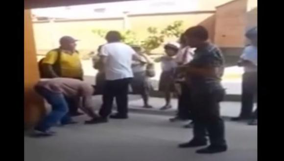 Video de Evo Morales ordenando le amarren el zapato se vuelve viral