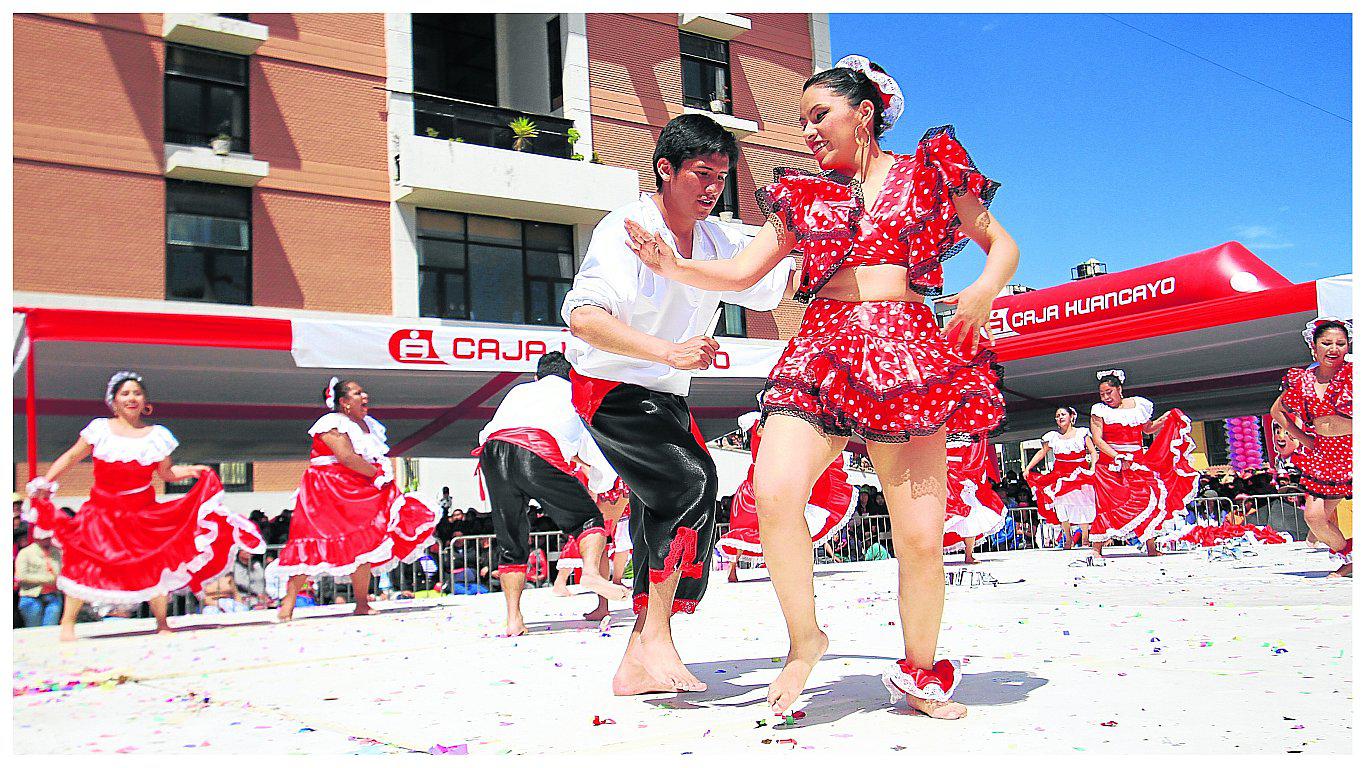 Color y festejo en festidanza de la Caja Huancayo