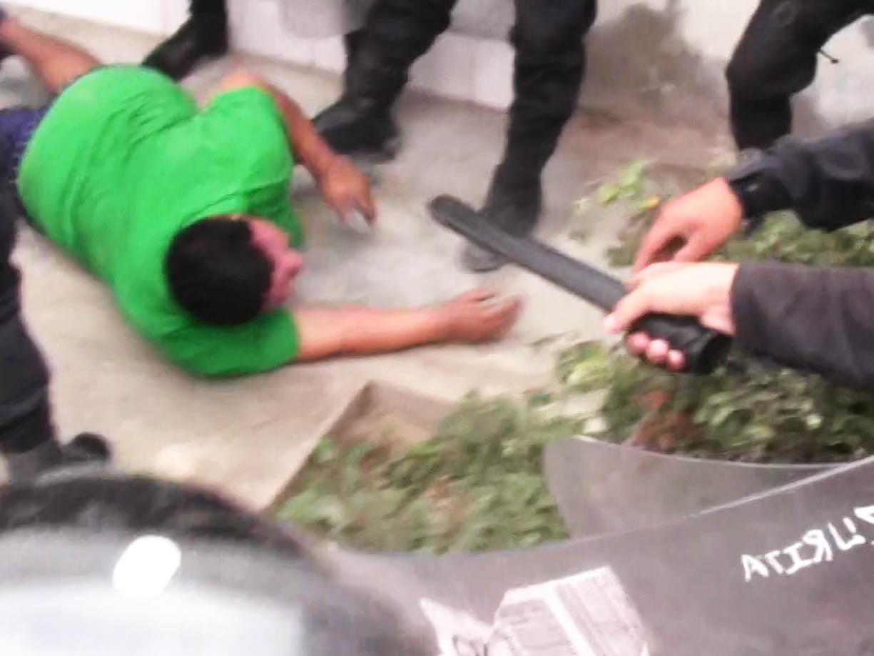 Acusan a policía de golpear a pariente