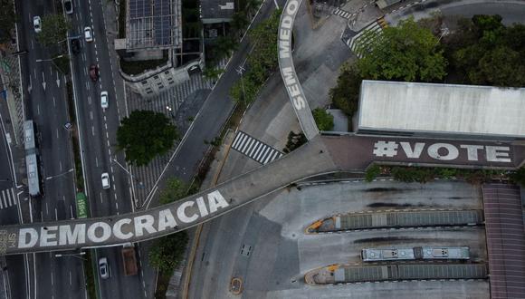 Vista aérea de un puente peatonal que dice "Democracia, vota sin miedo" en el centro de Sao Paulo, Brasil, tomada el 28 de octubre de 2022. (Foto de NELSON ALMEIDA / AFP)