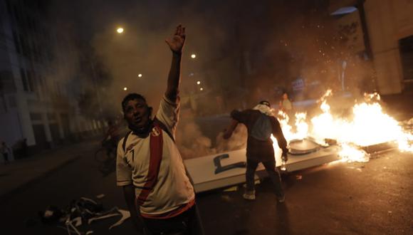 Al caer la noche de hoy martes la situación se descontroló. Disturbios y detenidos tras enfrentamientos con la Policía Nacional en el Centro de Lima. (Fotos: Renzo Salazar / @photo.gec)