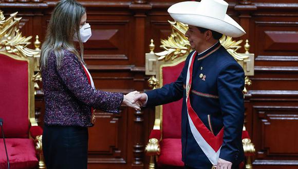 La presidenta del Congreso, María del Carmen Alva, despidiendo formalmente a Pedro Castillo tras su mensaje a la Nación. (Foto: Congreso)