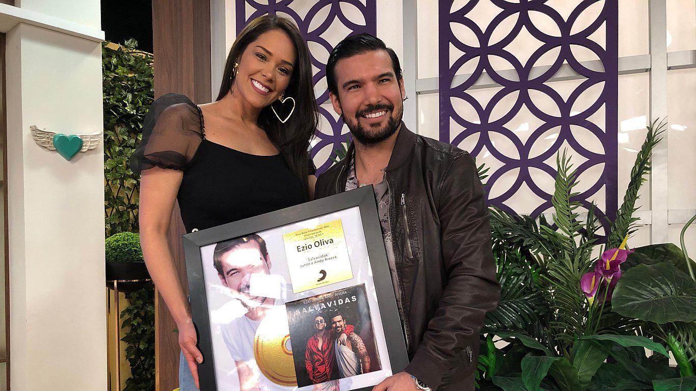 Ezio Oliva recibe disco de oro por su canción “Salvavidas” (VIDEO)