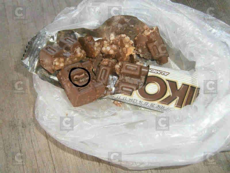 Madre e hija de 8 años encuentran un gusano en barra de chocolate