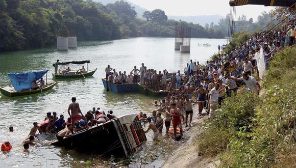 India: 22 muertos al caer un autobús a un lago