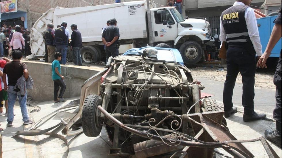 Hombre queda atrapado tras choque de camión de basura contra dos mototaxis y auto