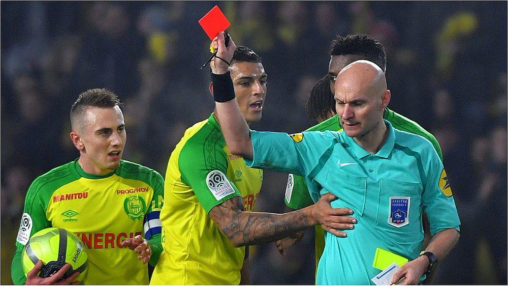 El árbitro del Nantes vs PSG pateó a un jugador y encima lo expulsó (VIDEO)
