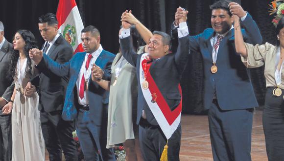 La mayoría de grupos de trabajos del Concejo de Trujillo están dirigidas por regidores del partido del burgomaestre: Somos Perú. Concejales de APP y Trabajo Más Trabajo, ambos de oposición, no dirigen ningún equipo. Incluso, regidora que no consigna estudios superiores y tiene escasa experiencia laboral lidera tres comisiones.